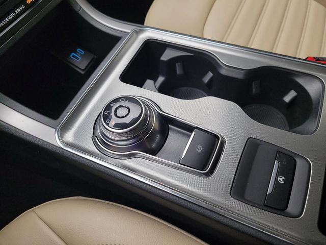 Photo of 2022 Iconic Silver Metallic Ford Edge