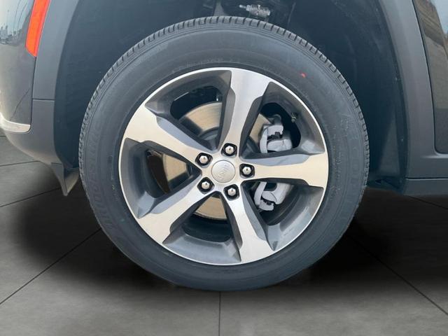 Photo of 2025 Diamond Black Crystal Pearlcoat Jeep Grand Cherokee L