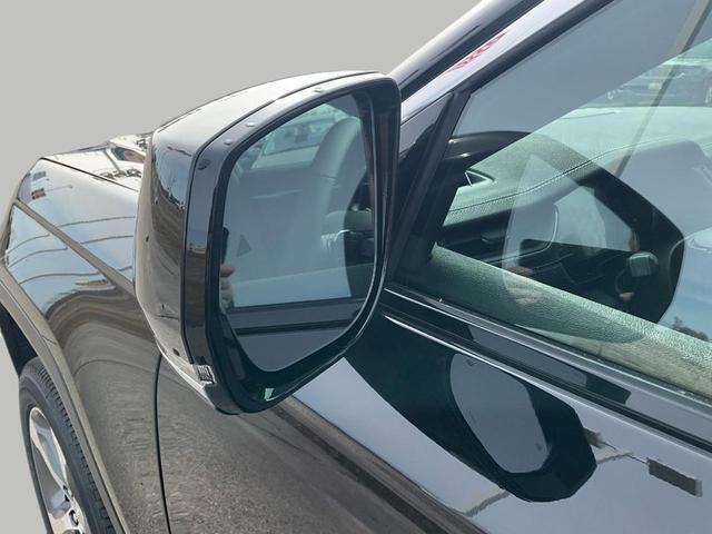Photo of 2025 Diamond Black Crystal Pearlcoat Jeep Grand Cherokee L