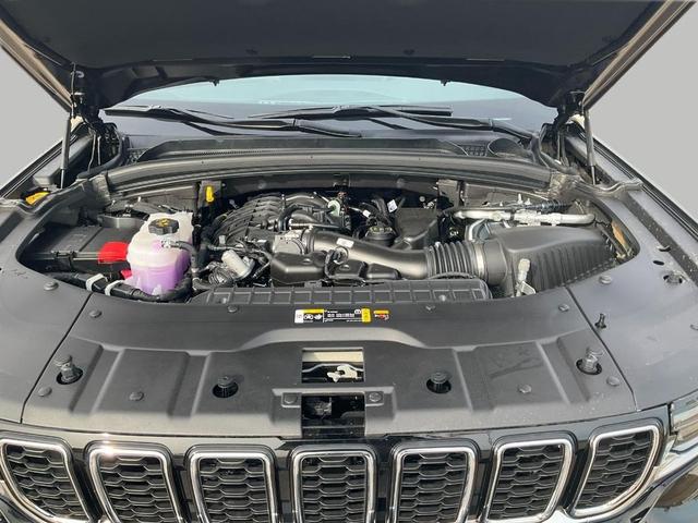 Photo of 2025 Diamond Black Crystal Pearlcoat Jeep Grand Cherokee L