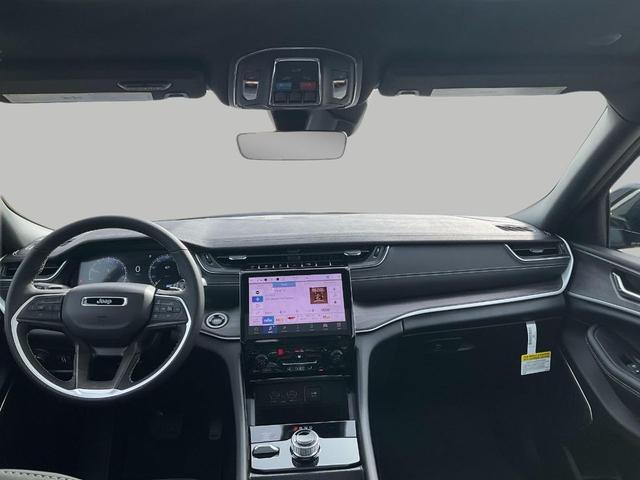 Photo of 2025 Diamond Black Crystal Pearlcoat Jeep Grand Cherokee L