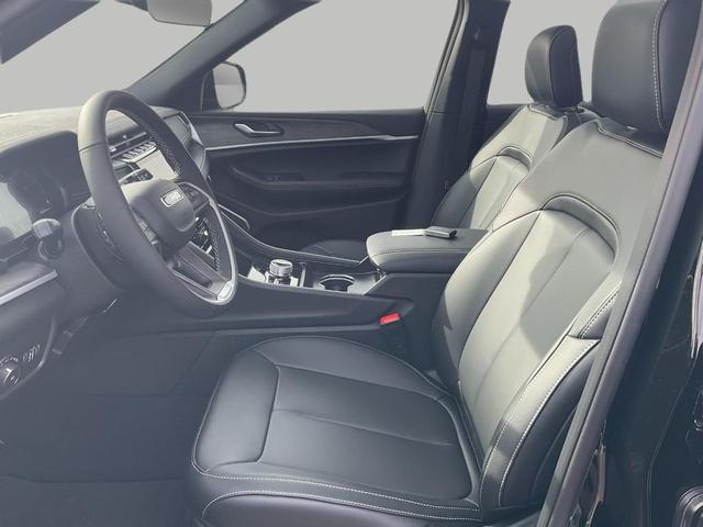 Photo of 2025 Diamond Black Crystal Pearlcoat Jeep Grand Cherokee L