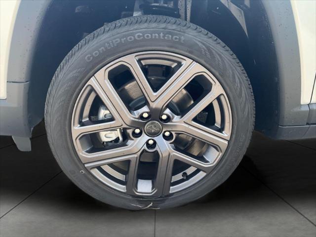 Photo of 2025 Silver Zynith Metallic Clearcoat Jeep Compass