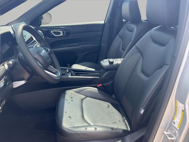 Photo of 2025 Silver Zynith Metallic Clearcoat Jeep Compass