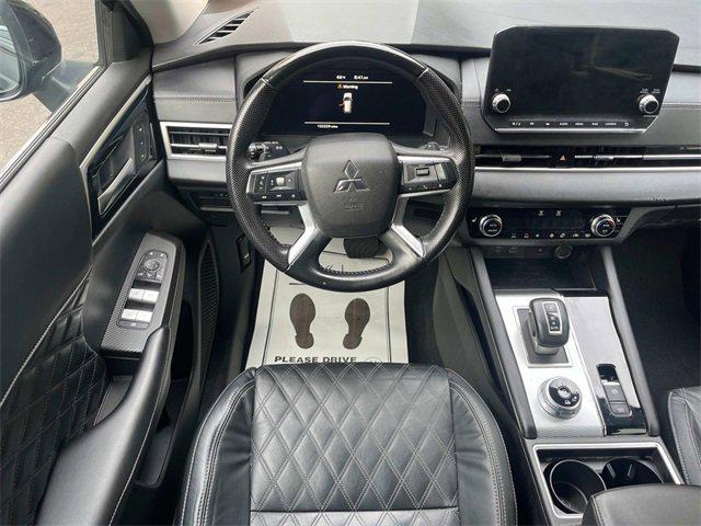 Photo of 2022 Black Mitsubishi Outlander