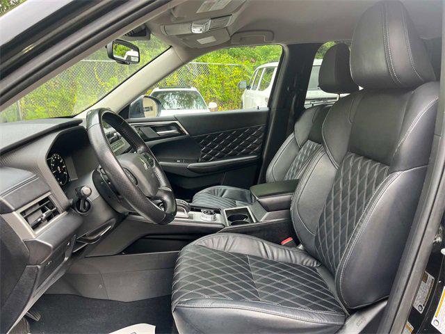 Photo of 2022 Black Mitsubishi Outlander