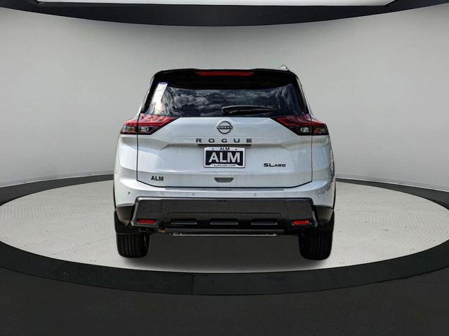 Photo of 2025 Everest White Pearl/Super Black Nissan Rogue