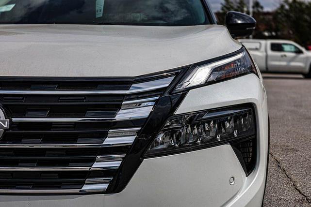 Photo of 2025 Everest White Pearl/Super Black Nissan Rogue
