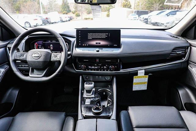Photo of 2025 Everest White Pearl/Super Black Nissan Rogue