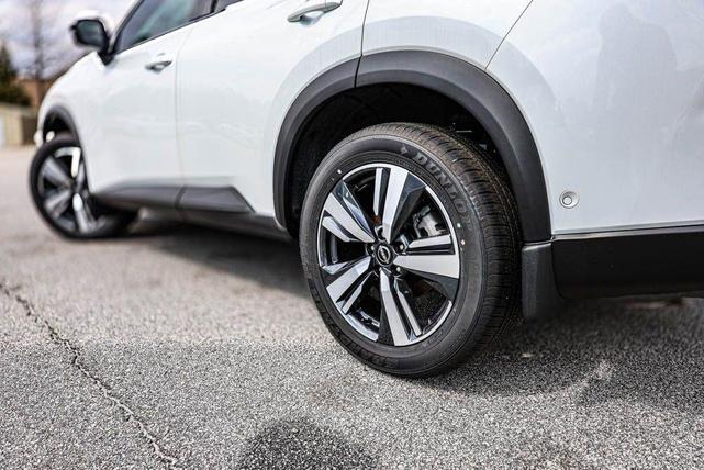 Photo of 2025 Everest White Pearl/Super Black Nissan Rogue