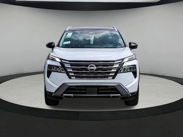 Photo of 2025 Everest White Pearl/Super Black Nissan Rogue