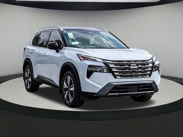 Photo of 2025 Everest White Pearl/Super Black Nissan Rogue