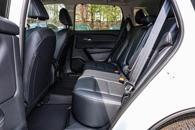 Photo of 2025 Everest White Pearl/Super Black Nissan Rogue