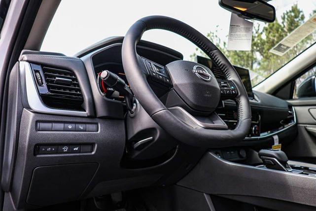 Photo of 2025 Everest White Pearl/Super Black Nissan Rogue