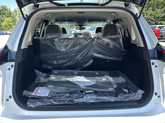 Photo of 2025 Everest White Pearl Nissan Rogue