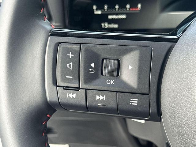 Photo of 2025 Aspen White Tricoat Nissan Kicks