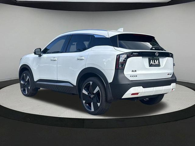 Photo of 2025 Aspen White Tricoat Nissan Kicks
