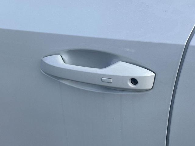 Photo of 2025 Aspen White Tricoat Nissan Kicks