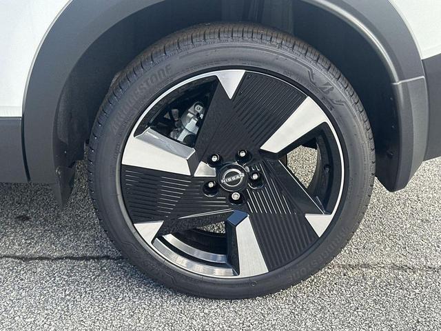 Photo of 2025 Aspen White Tricoat Nissan Kicks