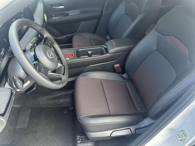 Photo of 2025 Aspen White Tricoat Nissan Kicks