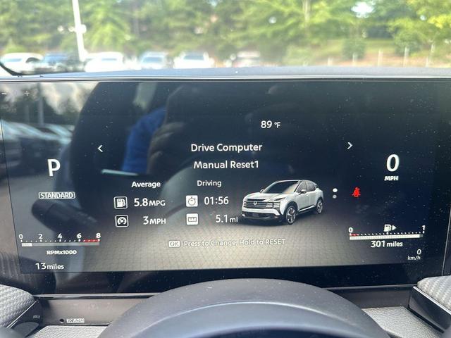 Photo of 2025 Aspen White Tricoat Nissan Kicks