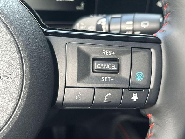 Photo of 2025 Aspen White Tricoat Nissan Kicks