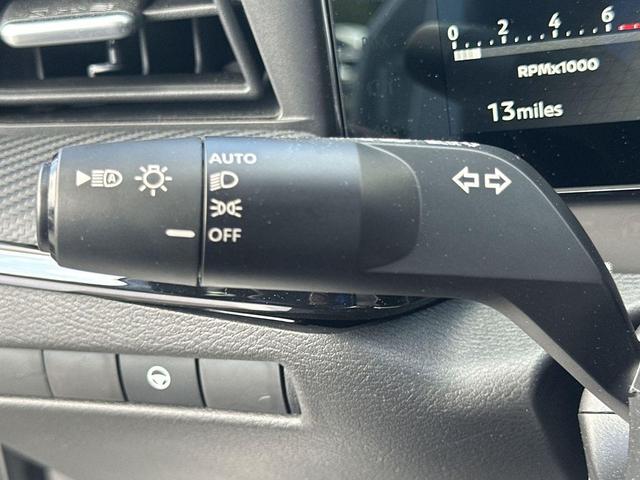 Photo of 2025 Aspen White Tricoat Nissan Kicks