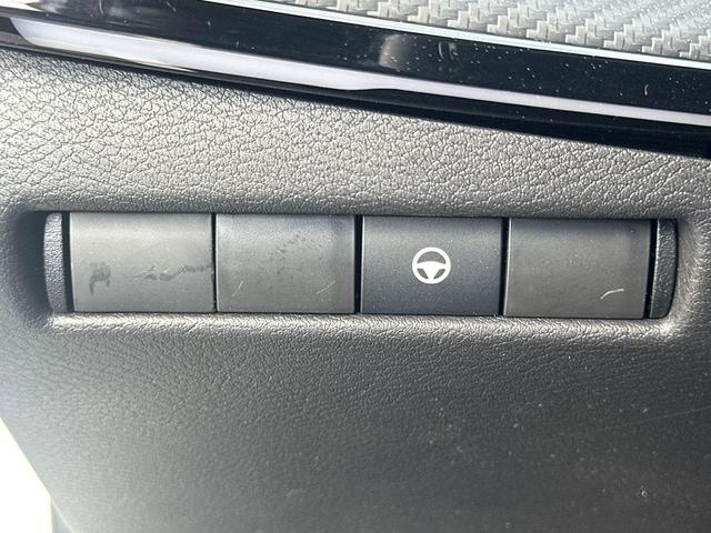 Photo of 2025 Aspen White Tricoat Nissan Kicks