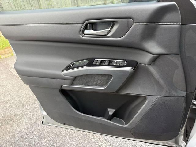 Photo of 2025 Brilliant Silver Metallic Nissan Pathfinder