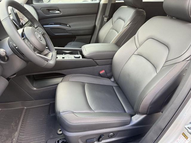 Photo of 2025 Brilliant Silver Metallic Nissan Pathfinder