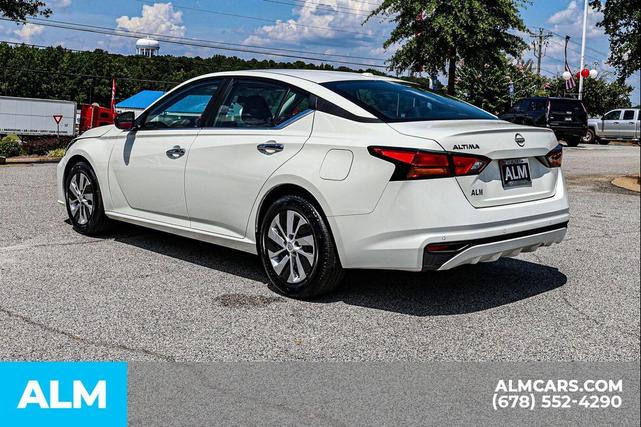 Photo of 2025 Glacier White Nissan Altima