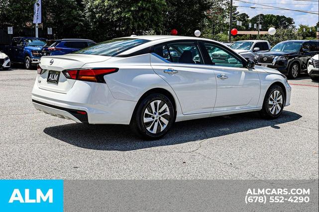 Photo of 2025 Glacier White Nissan Altima