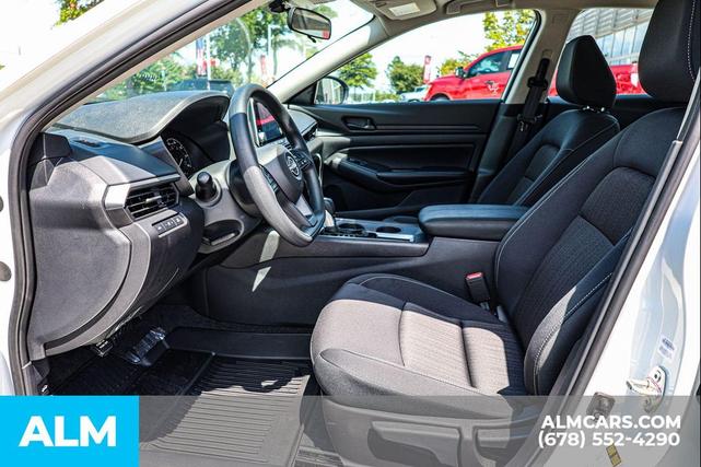 Photo of 2025 Glacier White Nissan Altima