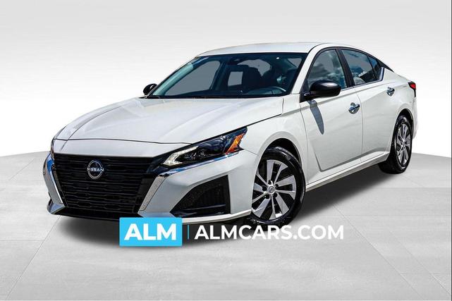 Photo of 2025 Glacier White Nissan Altima