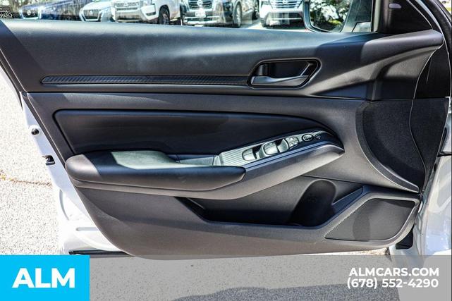 Photo of 2025 Glacier White Nissan Altima
