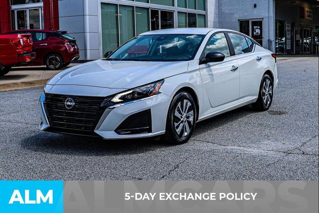 Photo of 2025 Glacier White Nissan Altima