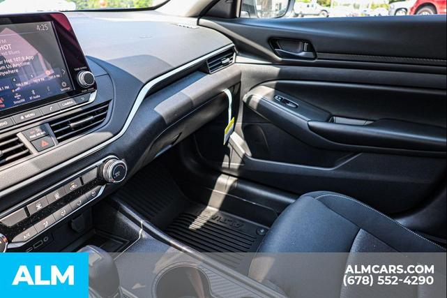 Photo of 2025 Glacier White Nissan Altima