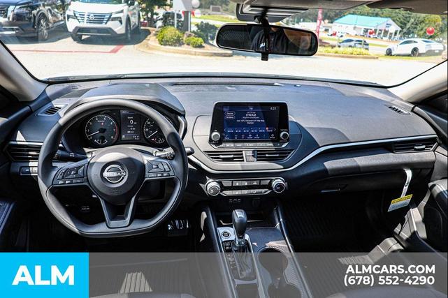 Photo of 2025 Glacier White Nissan Altima