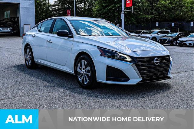 Photo of 2025 Glacier White Nissan Altima