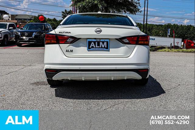 Photo of 2025 Glacier White Nissan Altima