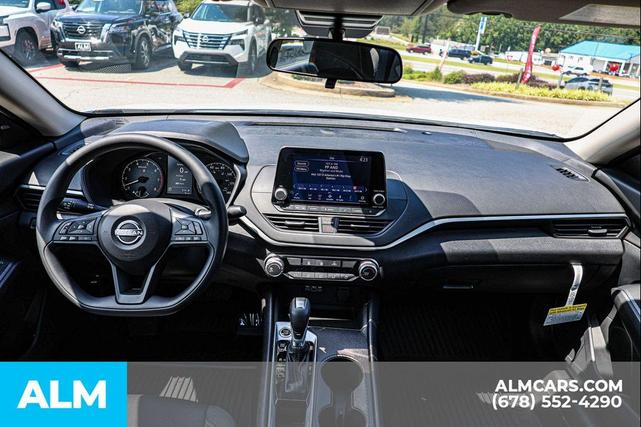 Photo of 2025 Glacier White Nissan Altima