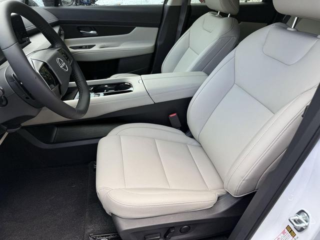 Photo of 2025 Everest White Pearl Tricoat Nissan Murano