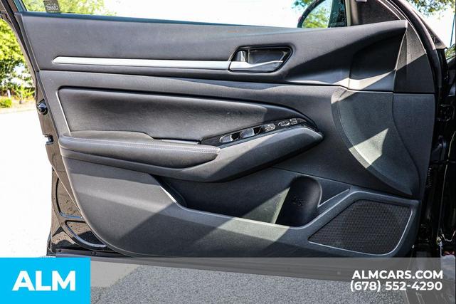 Photo of 2023 Super Black Clearcoat Nissan Altima