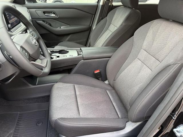 Photo of 2025 Super Black Nissan Rogue
