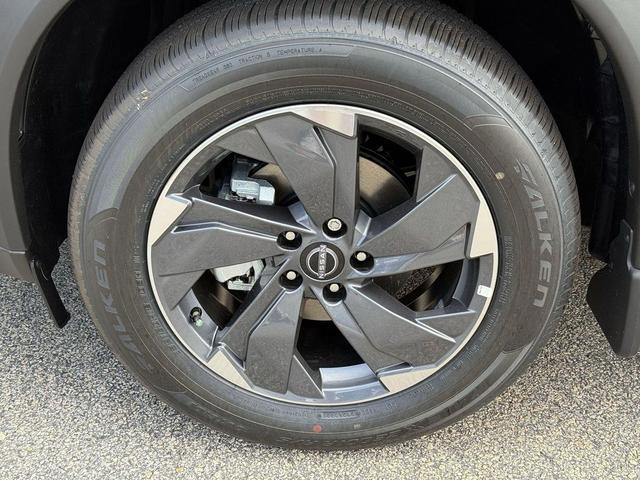 Photo of 2025 Super Black Nissan Rogue