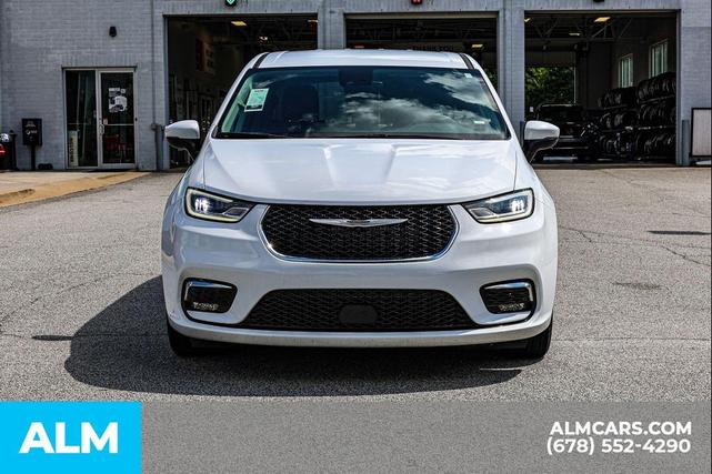 Photo of 2023 Bright White Clearcoat Chrysler Pacifica