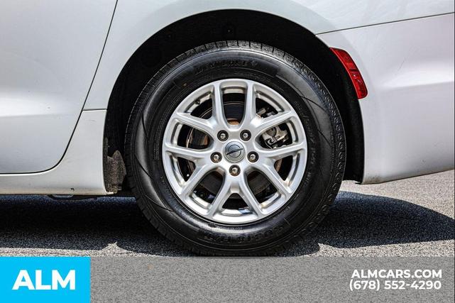 Photo of 2023 Bright White Clearcoat Chrysler Pacifica