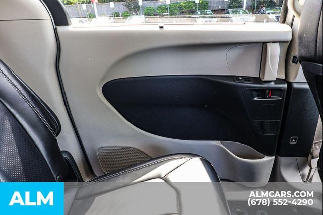 Photo of 2023 Bright White Clearcoat Chrysler Pacifica