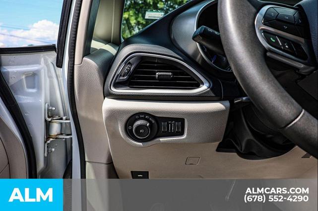 Photo of 2023 Bright White Clearcoat Chrysler Pacifica
