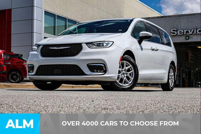 Photo of 2023 Bright White Clearcoat Chrysler Pacifica